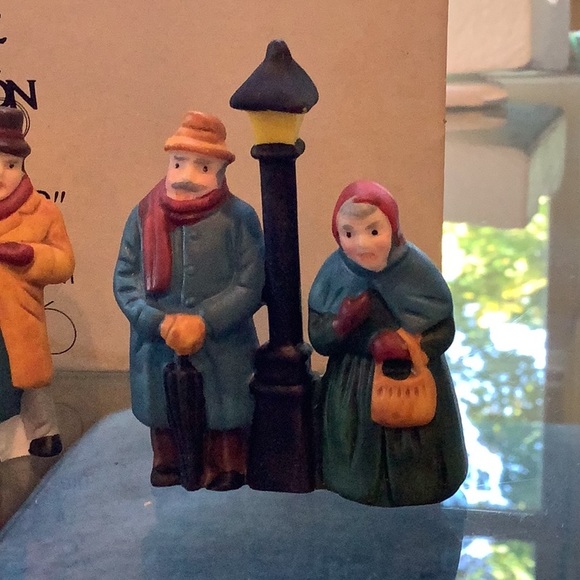 Dickens Carolers’ Heritage Village Collection  Porcelain figures set of 3. - Picture 4 of 11